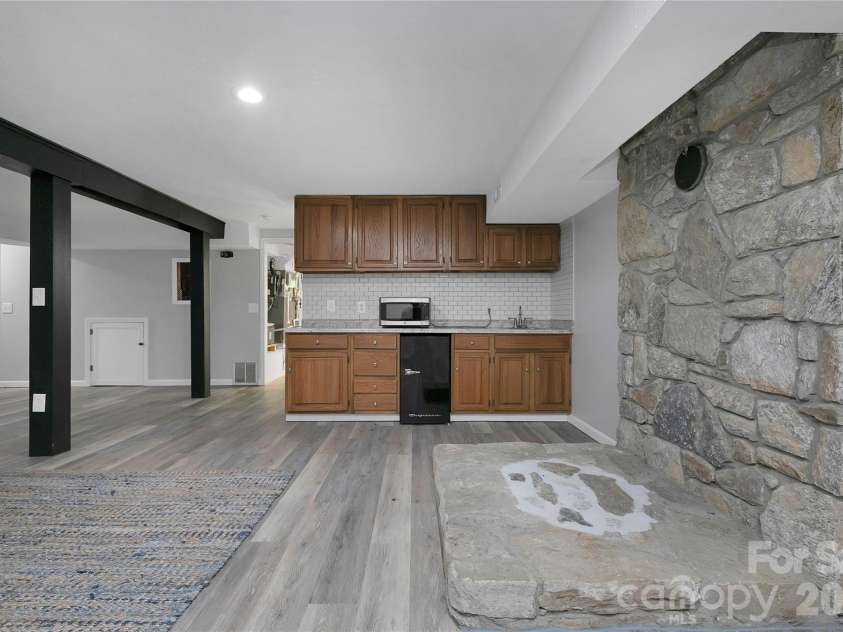 138 Surry Lane, Hendersonville, NC 28791.  MLS# CAR4398078, YatesRealty ID 33147. 
