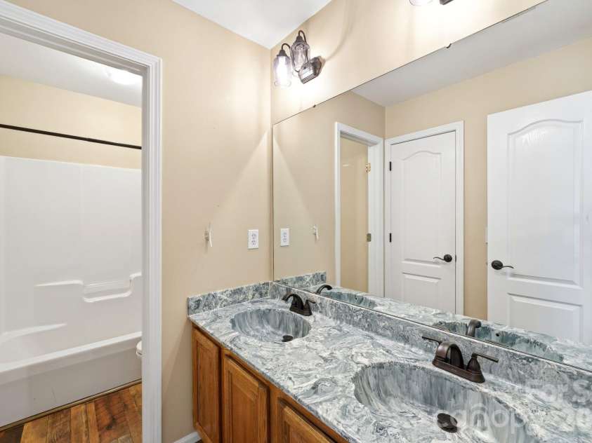 6821 Hollow Oak Drive, Charlotte, NC 28227.  MLS# CAR4398137, YatesRealty ID 33149. 