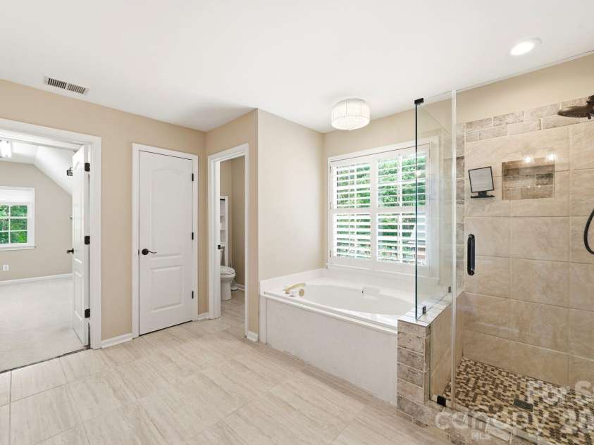 6821 Hollow Oak Drive, Charlotte, NC 28227.  MLS# CAR4398137, YatesRealty ID 33149. 