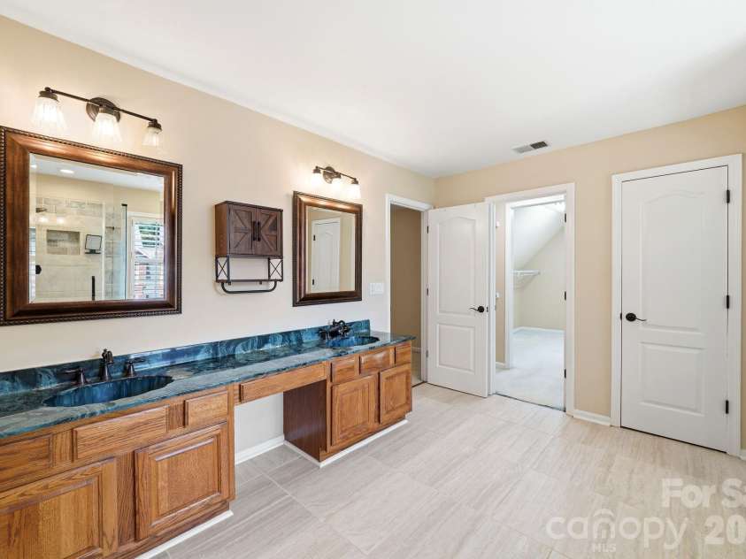 6821 Hollow Oak Drive, Charlotte, NC 28227.  MLS# CAR4398137, YatesRealty ID 33149. 