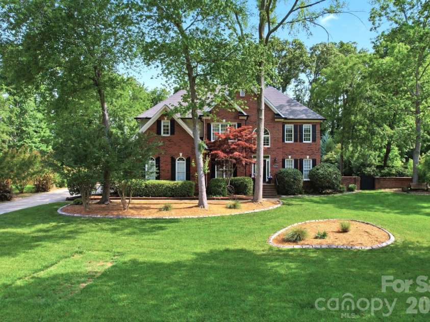 6821 Hollow Oak Drive, Charlotte, NC 28227.  MLS# CAR4398137, YatesRealty ID 33149. 