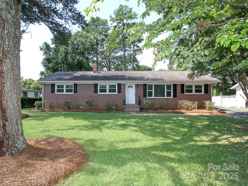 611 Greenbriar Avenue, Rock Hill, SC 29730.  MLS# CAR4173915, YatesRealty ID 3315. 