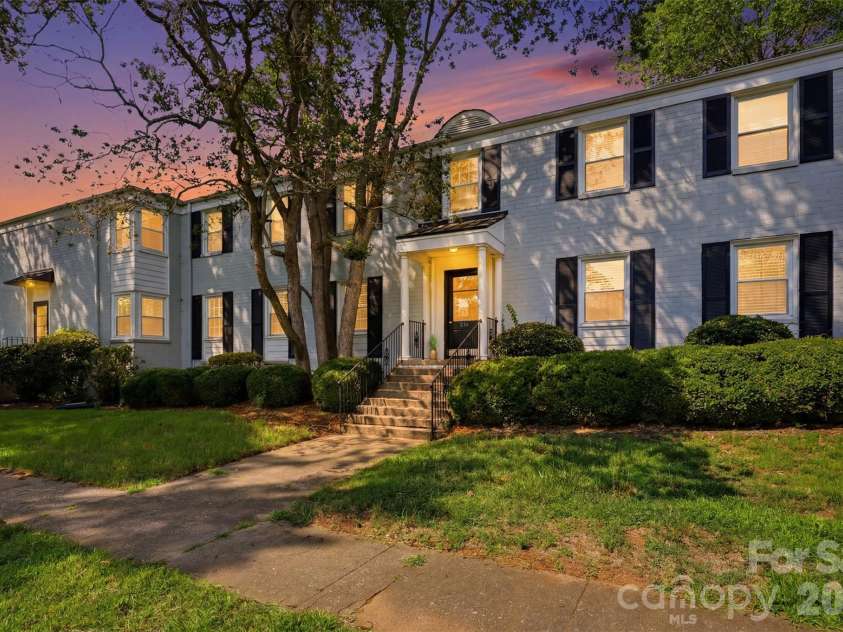 216 Wakefield Drive, Charlotte, NC 28209.  MLS# CAR4398149, YatesRealty ID 33151. 