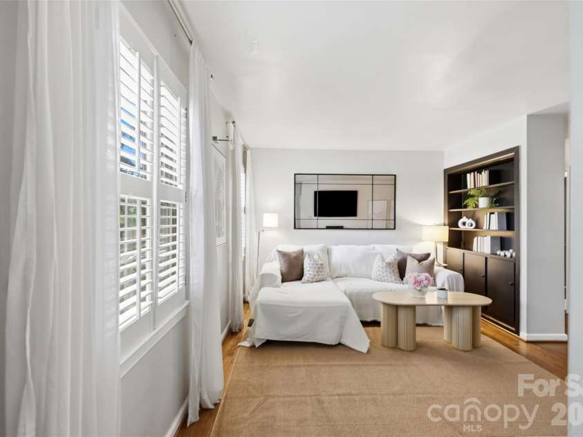 216 Wakefield Drive, Charlotte, NC 28209.  MLS# CAR4398149, YatesRealty ID 33151. 