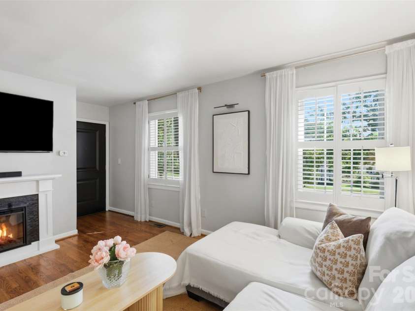 216 Wakefield Drive, Charlotte, NC 28209.  MLS# CAR4398149, YatesRealty ID 33151. 
