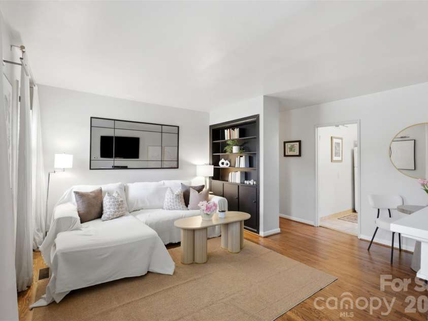 216 Wakefield Drive, Charlotte, NC 28209.  MLS# CAR4398149, YatesRealty ID 33151. 
