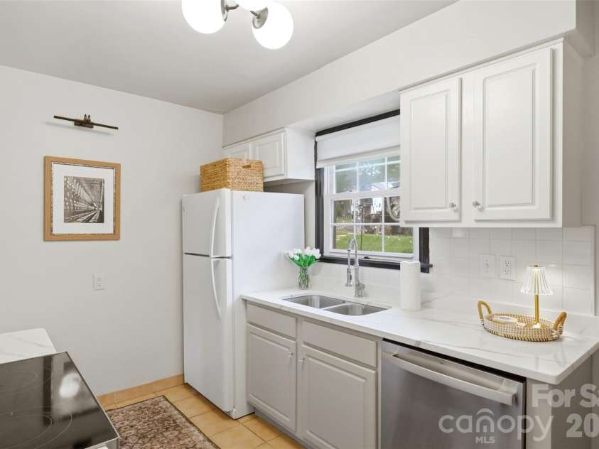 216 Wakefield Drive, Charlotte, NC 28209.  MLS# CAR4398149, YatesRealty ID 33151. 