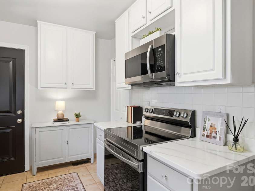 216 Wakefield Drive, Charlotte, NC 28209.  MLS# CAR4398149, YatesRealty ID 33151. 