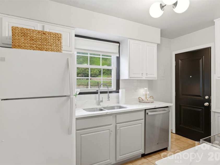 216 Wakefield Drive, Charlotte, NC 28209.  MLS# CAR4398149, YatesRealty ID 33151. 