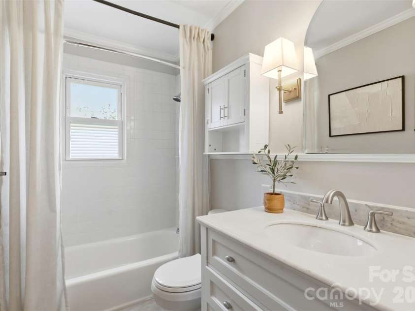 216 Wakefield Drive, Charlotte, NC 28209.  MLS# CAR4398149, YatesRealty ID 33151. 