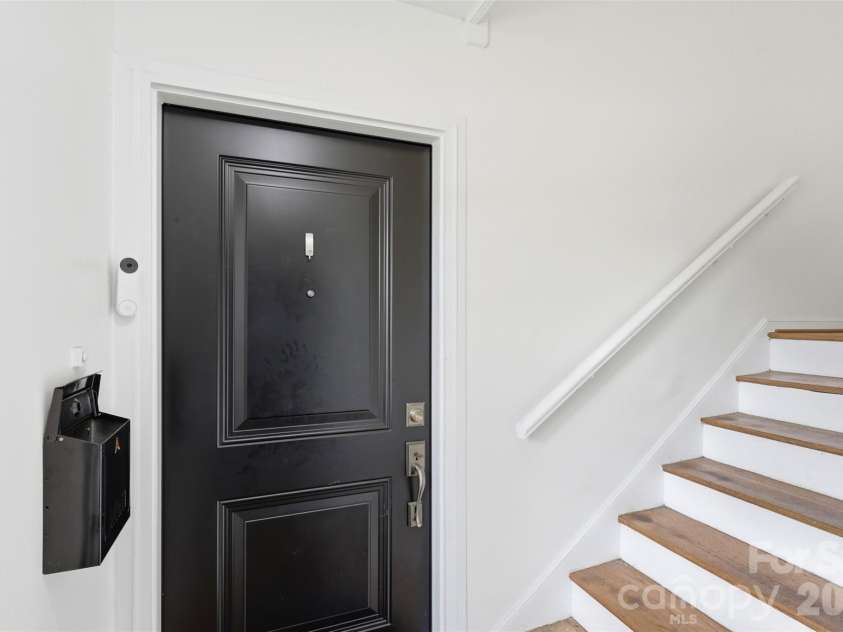 216 Wakefield Drive, Charlotte, NC 28209.  MLS# CAR4398149, YatesRealty ID 33151. 