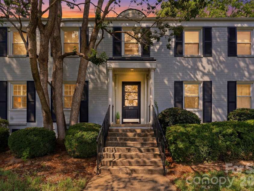216 Wakefield Drive, Charlotte, NC 28209.  MLS# CAR4398149, YatesRealty ID 33151. 