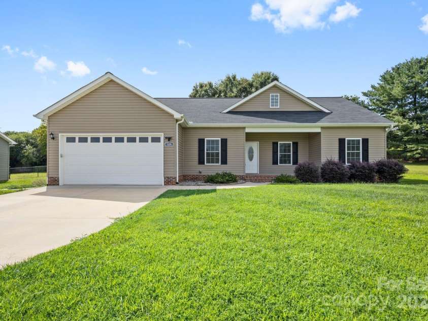 129 Sara Lane, Statesville, NC 28625.  MLS# CAR4293422, YatesRealty ID 33153. 