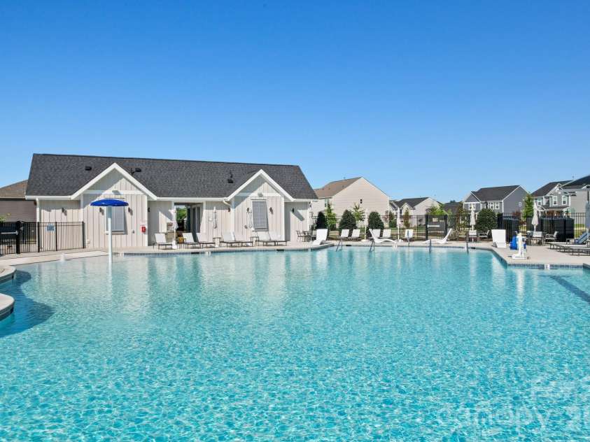 15117 Parkside Crossing Drive, Charlotte, NC 28278.  MLS# CAR4398198, YatesRealty ID 33154. 