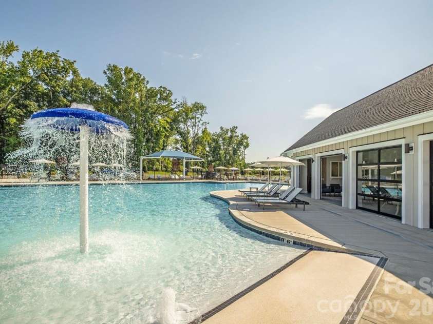 15117 Parkside Crossing Drive, Charlotte, NC 28278.  MLS# CAR4398198, YatesRealty ID 33154. 