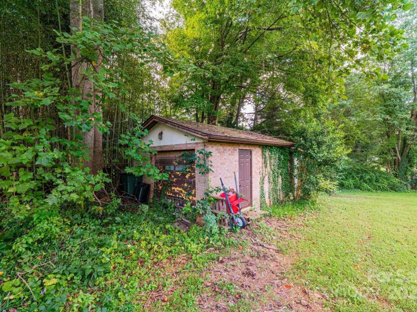 1460 23rd Avenue Place, Hickory, NC 28601.  MLS# CAR4289689, YatesRealty ID 33157. 