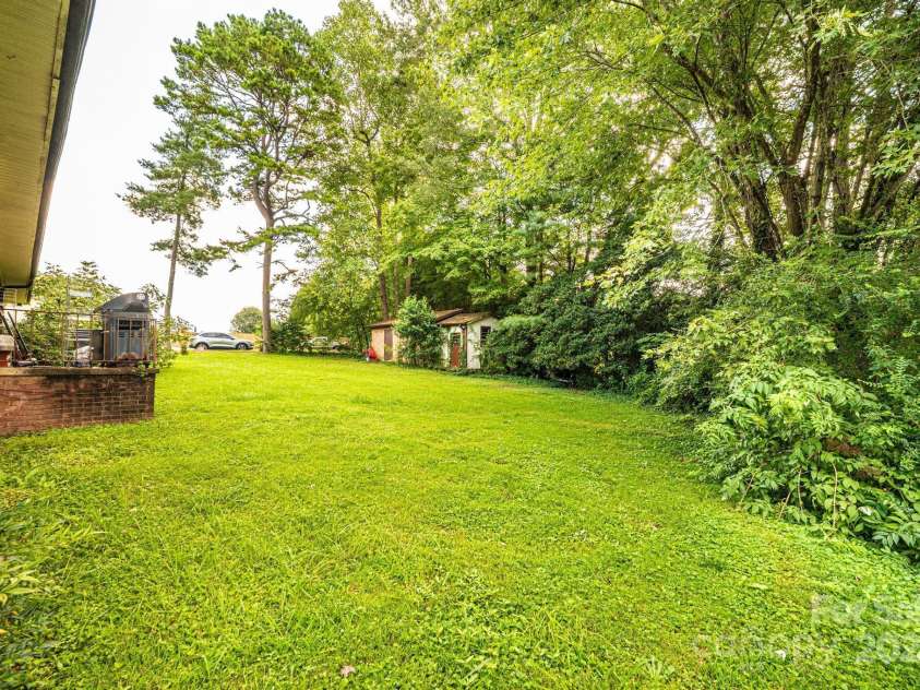 1460 23rd Avenue Place, Hickory, NC 28601.  MLS# CAR4289689, YatesRealty ID 33157. 