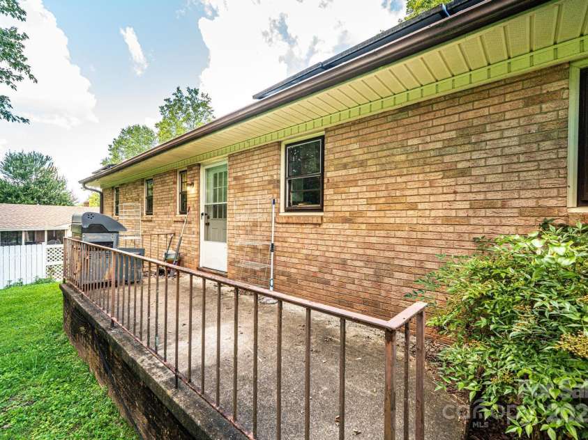 1460 23rd Avenue Place, Hickory, NC 28601.  MLS# CAR4289689, YatesRealty ID 33157. 