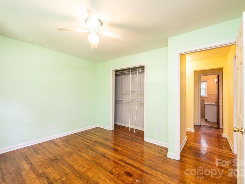 1460 23rd Avenue Place, Hickory, NC 28601.  MLS# CAR4289689, YatesRealty ID 33157. 