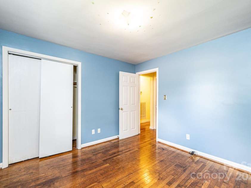 1460 23rd Avenue Place, Hickory, NC 28601.  MLS# CAR4289689, YatesRealty ID 33157. 