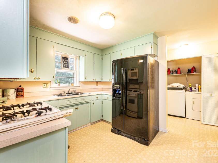 1460 23rd Avenue Place, Hickory, NC 28601.  MLS# CAR4289689, YatesRealty ID 33157. 