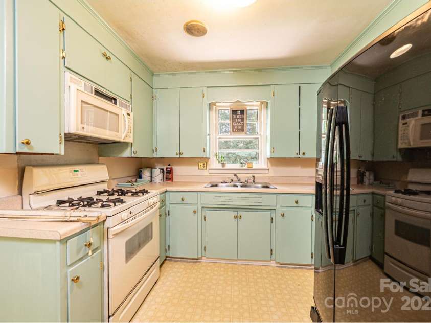 1460 23rd Avenue Place, Hickory, NC 28601.  MLS# CAR4289689, YatesRealty ID 33157. 