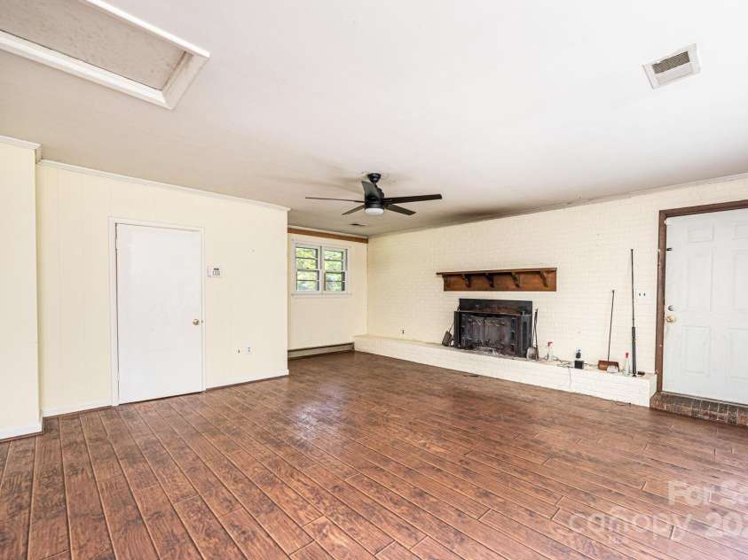 1460 23rd Avenue Place, Hickory, NC 28601.  MLS# CAR4289689, YatesRealty ID 33157. 