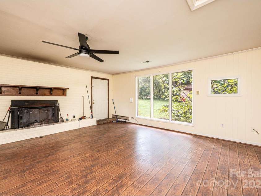 1460 23rd Avenue Place, Hickory, NC 28601.  MLS# CAR4289689, YatesRealty ID 33157. 