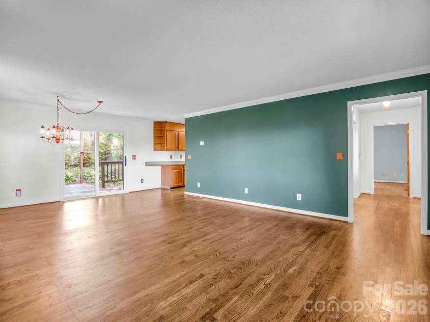 122 Birchwood Drive, Hendersonville, NC 28739.  MLS# CAR4397115, YatesRealty ID 33158. 
