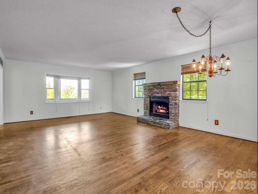 122 Birchwood Drive, Hendersonville, NC 28739.  MLS# CAR4397115, YatesRealty ID 33158. 