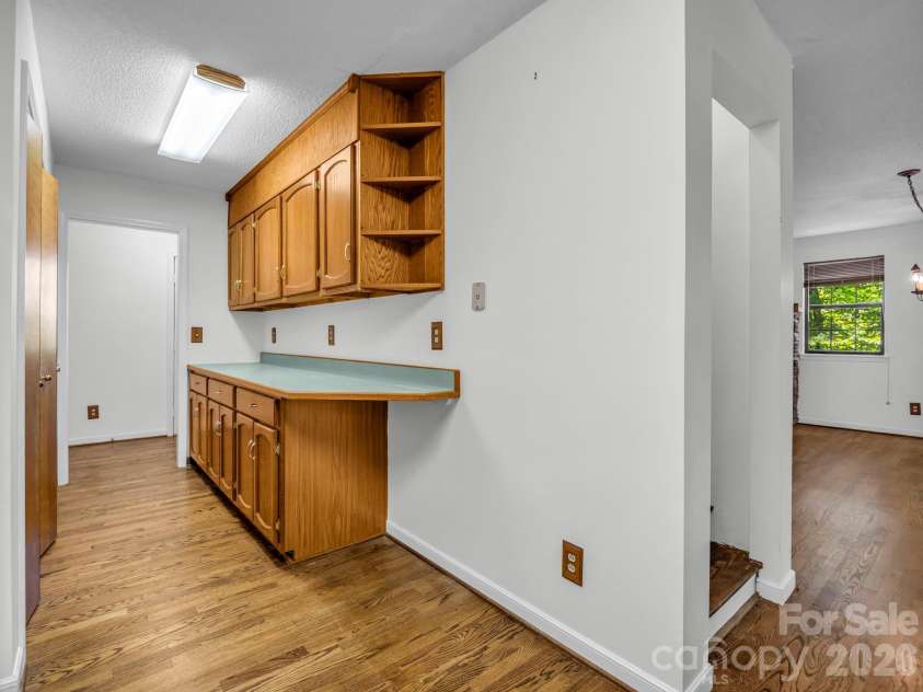 122 Birchwood Drive, Hendersonville, NC 28739.  MLS# CAR4397115, YatesRealty ID 33158. 