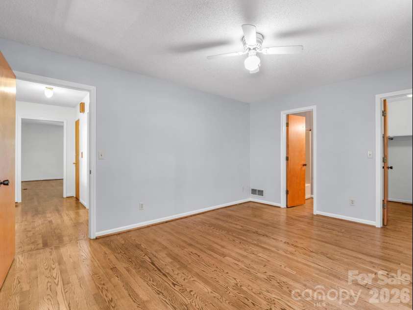 122 Birchwood Drive, Hendersonville, NC 28739.  MLS# CAR4397115, YatesRealty ID 33158. 