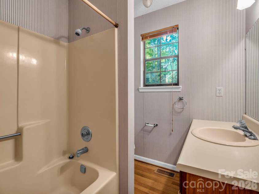 122 Birchwood Drive, Hendersonville, NC 28739.  MLS# CAR4397115, YatesRealty ID 33158. 
