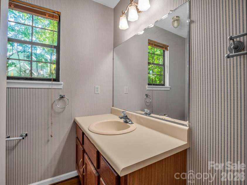 122 Birchwood Drive, Hendersonville, NC 28739.  MLS# CAR4397115, YatesRealty ID 33158. 