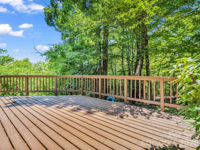 122 Birchwood Drive, Hendersonville, NC 28739.  MLS# CAR4397115, YatesRealty ID 33158. 