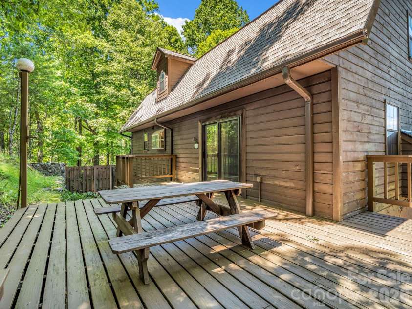 122 Birchwood Drive, Hendersonville, NC 28739.  MLS# CAR4397115, YatesRealty ID 33158. 