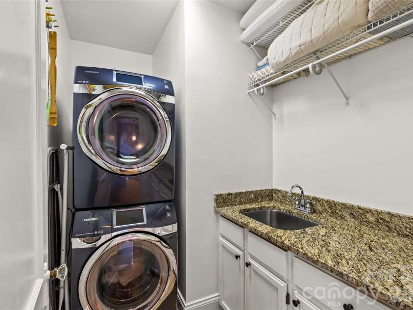 1505 Worthington Avenue, Charlotte, NC 28203.  MLS# CAR4395927, YatesRealty ID 33159. 
