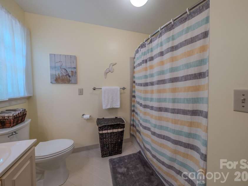 5910 Summerston Place, Charlotte, NC 28277.  MLS# CAR4396014, YatesRealty ID 33161. Hall bath