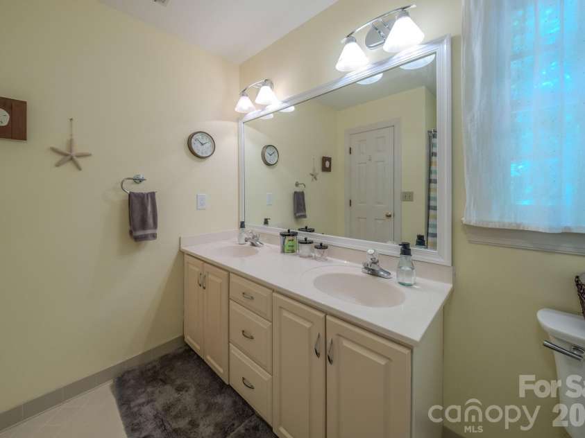 5910 Summerston Place, Charlotte, NC 28277.  MLS# CAR4396014, YatesRealty ID 33161. Hall bath