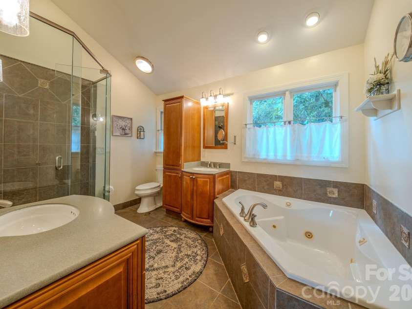 5910 Summerston Place, Charlotte, NC 28277.  MLS# CAR4396014, YatesRealty ID 33161. Primary bath