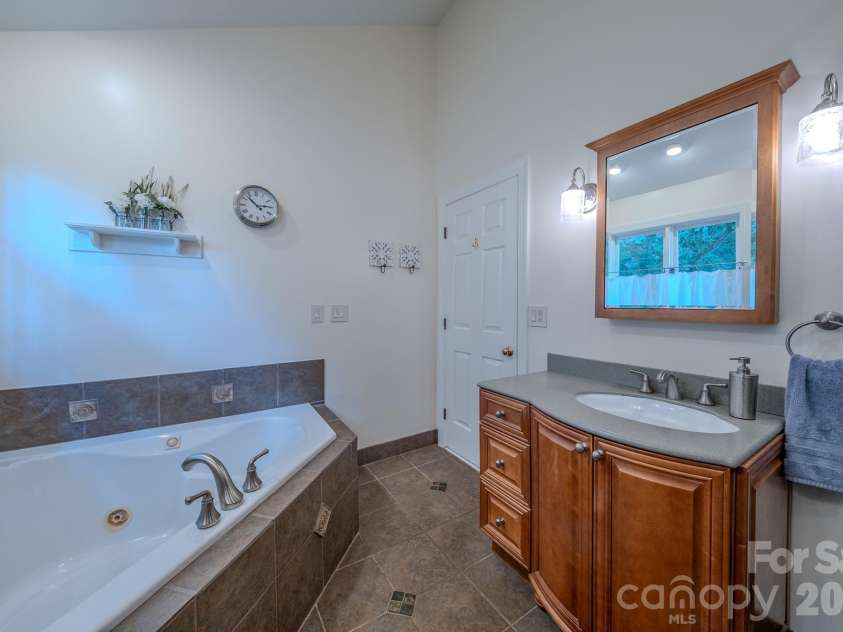 5910 Summerston Place, Charlotte, NC 28277.  MLS# CAR4396014, YatesRealty ID 33161. Primary bath