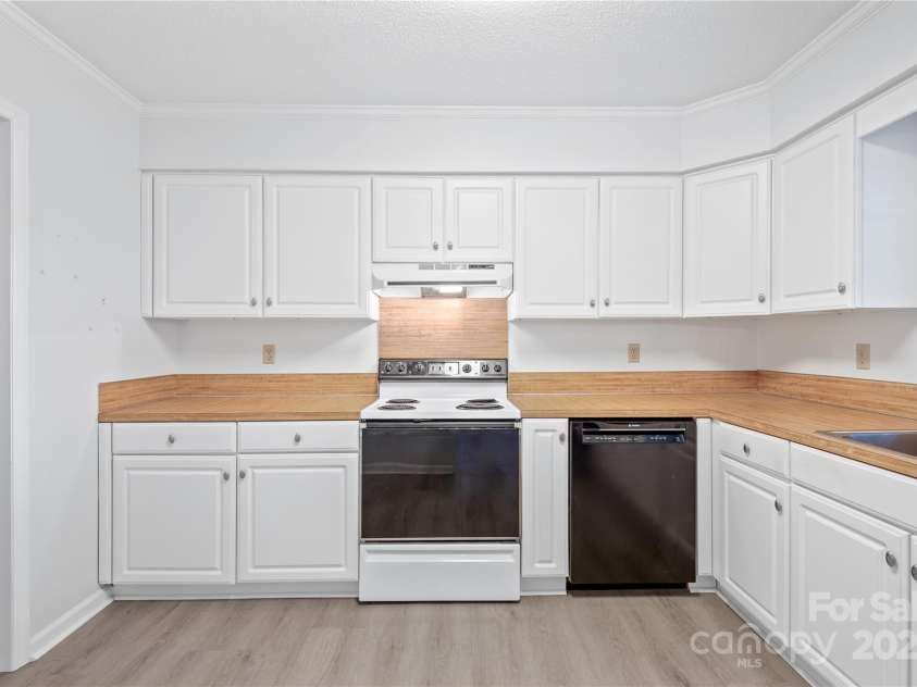 1838 Robinwood Road, Gastonia, NC 28054.  MLS# CAR4294347, YatesRealty ID 33162. 