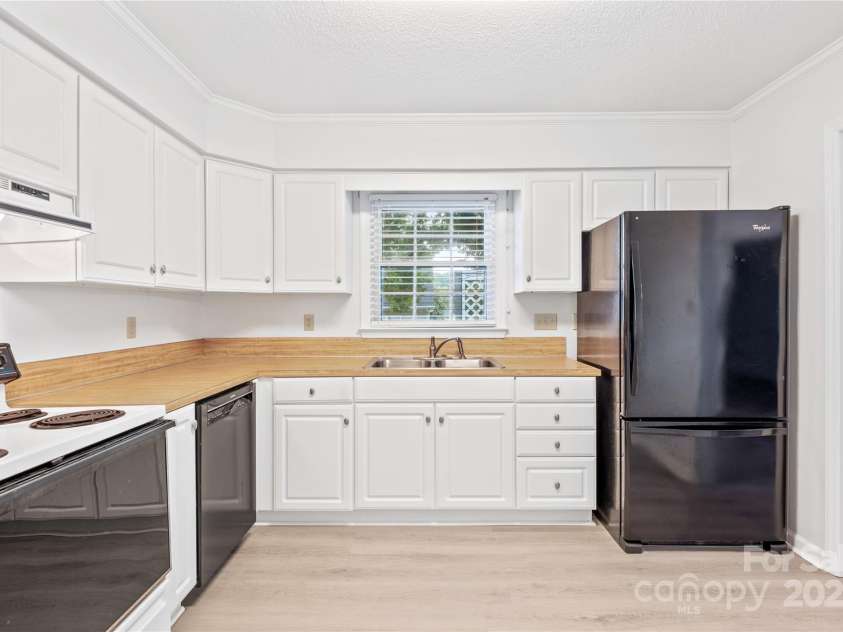 1838 Robinwood Road, Gastonia, NC 28054.  MLS# CAR4294347, YatesRealty ID 33162. 