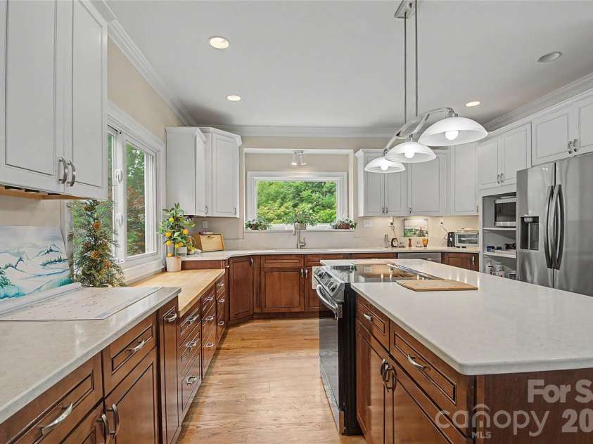 312 Benjamin Way, Hendersonville, NC 28792.  MLS# CAR4396877, YatesRealty ID 33162. 