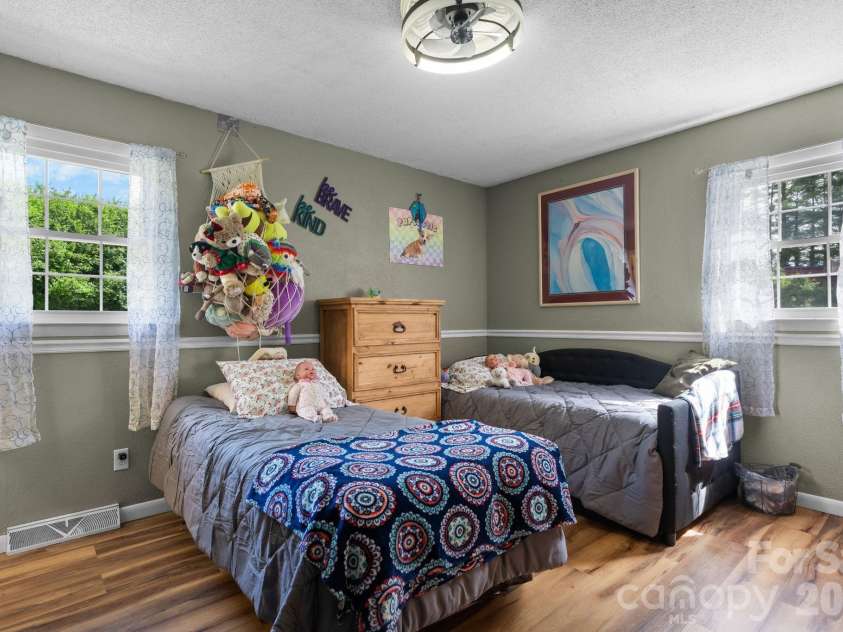 35 Glendale Drive, Spruce Pine, NC 28777.  MLS# CAR4392676, YatesRealty ID 33163. 