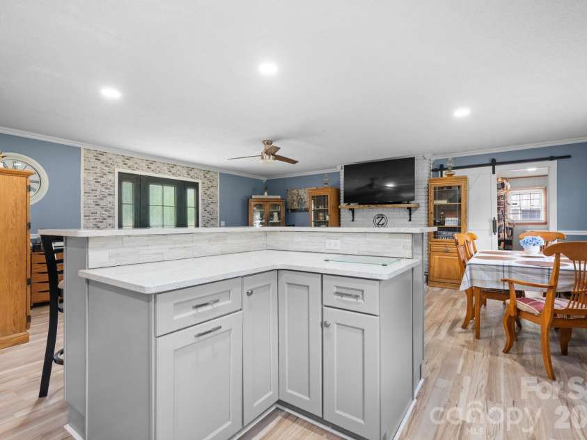35 Glendale Drive, Spruce Pine, NC 28777.  MLS# CAR4392676, YatesRealty ID 33163. 
