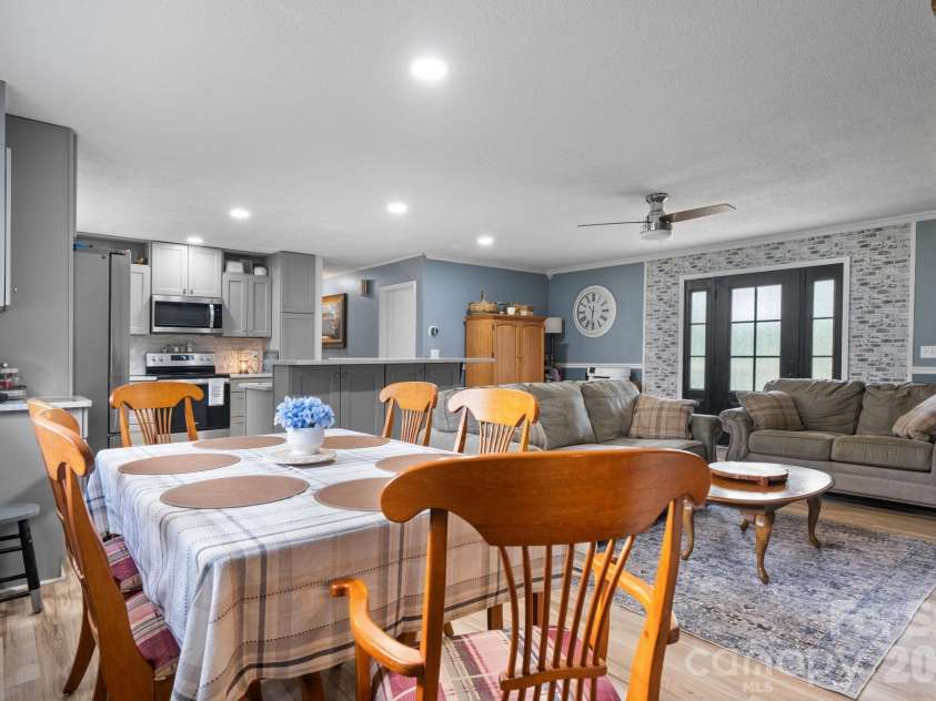 35 Glendale Drive, Spruce Pine, NC 28777.  MLS# CAR4392676, YatesRealty ID 33163. 