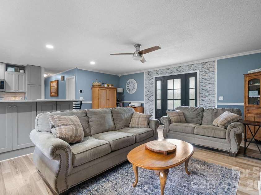 35 Glendale Drive, Spruce Pine, NC 28777.  MLS# CAR4392676, YatesRealty ID 33163. 