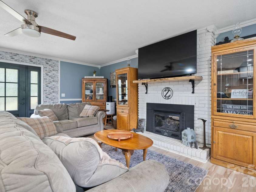 35 Glendale Drive, Spruce Pine, NC 28777.  MLS# CAR4392676, YatesRealty ID 33163. 