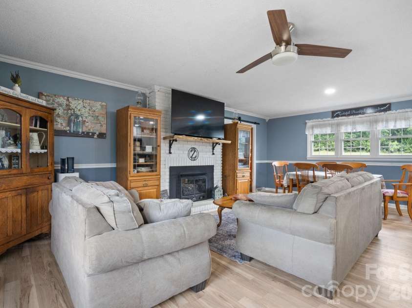 35 Glendale Drive, Spruce Pine, NC 28777.  MLS# CAR4392676, YatesRealty ID 33163. 